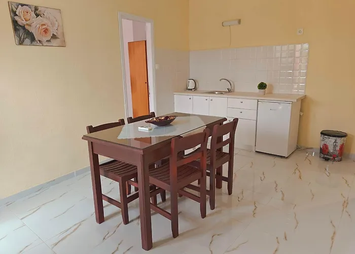Elena Pool Apartmanhotel
